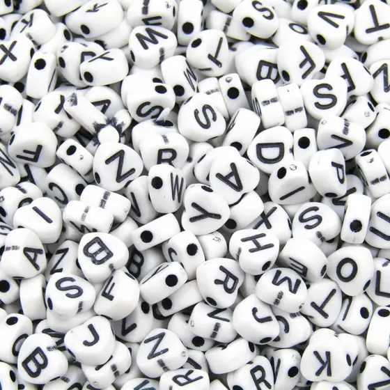 Micanga Entremeio Coracao Com Letra 7Mm Em Plastico