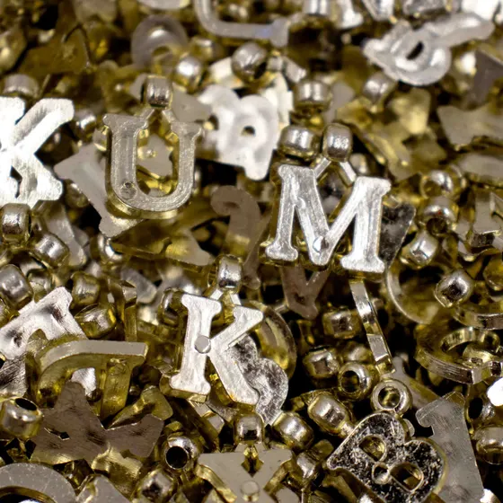 Pingente Letra Leitoso 13Mm Em Acrilico