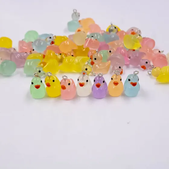 Pingente Patinho Fluorescente 16Mm Em Resina Com 100 Pecas