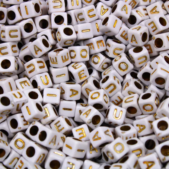 Micanga Entremeio Quadrado Vogal 06X06Mm Em Plastico