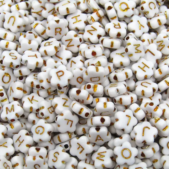 Micanga Entremeio Leitoso Flor Com Letra 09Mm Em Plastico