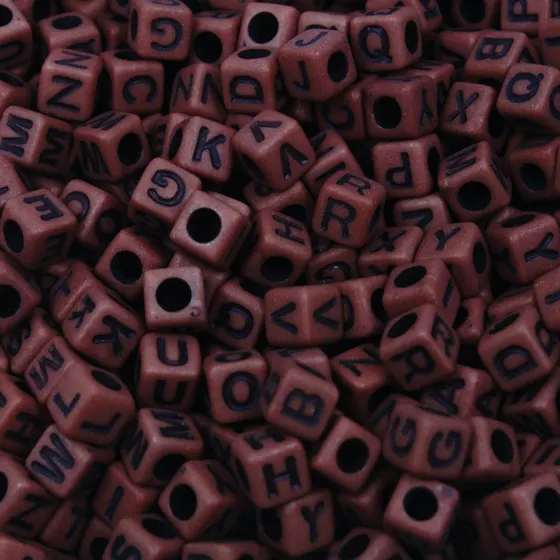Micanga Entremeio Quadrado Letra Infantil 7Mm Em Plastico