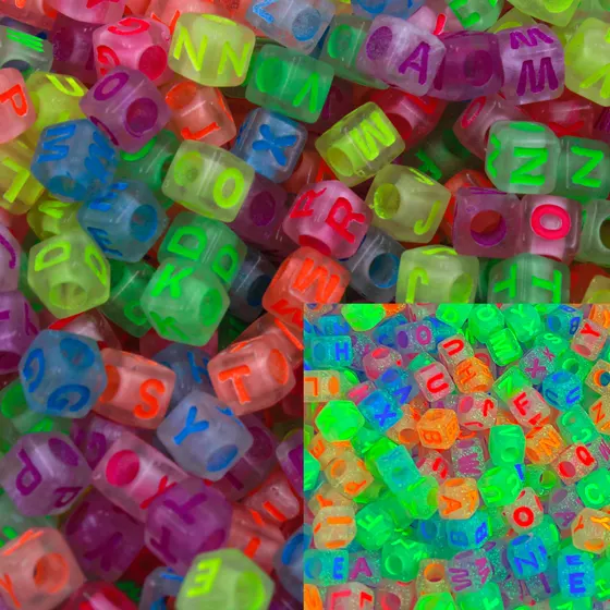Micanga Entremeio Letra Infantil Fluorescente 07Mm Em Plastico