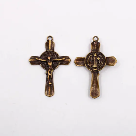 Pingente Cruxifixo Trabalhado 49X33Mm Em Zamac Com 12 Pecas - Dourado